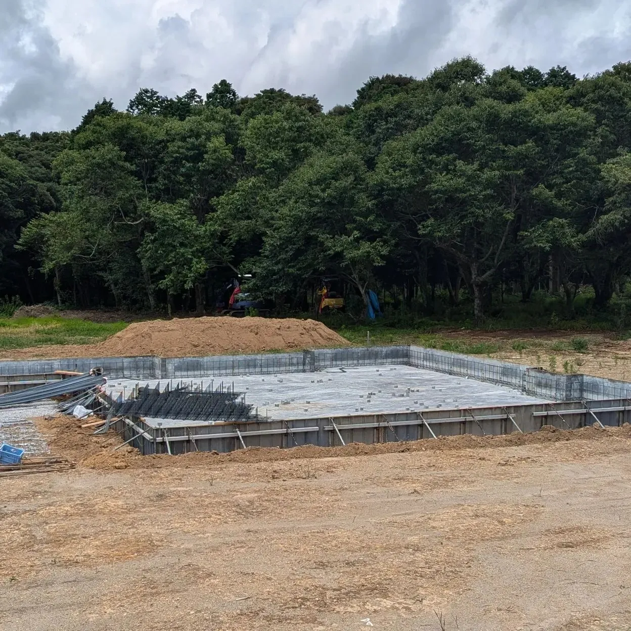 家の土台となる基礎の配筋作業中✨