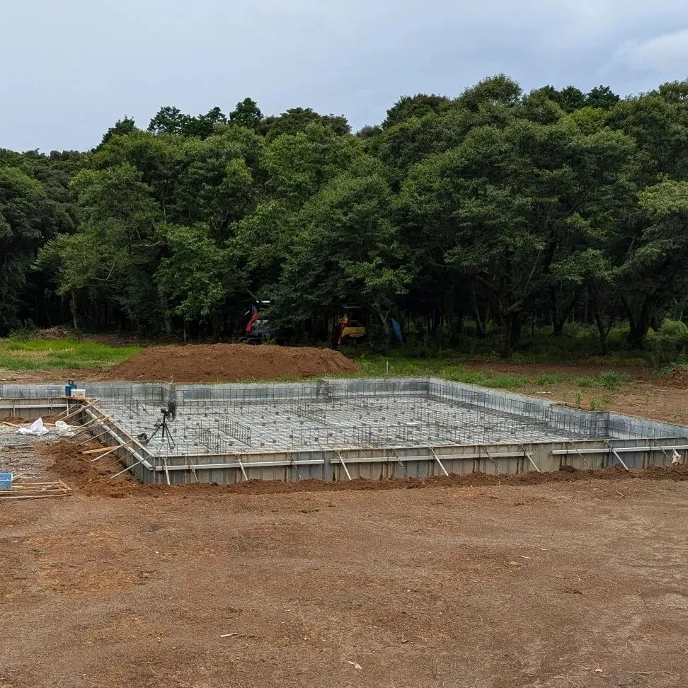 家の土台となる基礎の配筋作業中✨